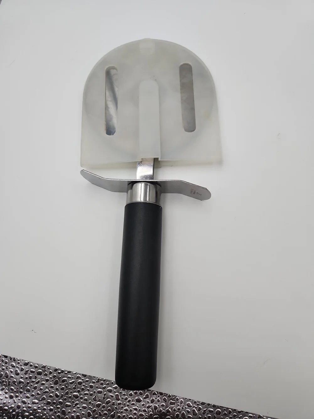 The Pampered Chef #1301 Pizza Roller Wheel Cutter With Protective Cover